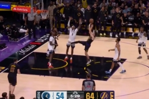 火力压制！拉拉维亚抢断 里夫斯还击打成2+1助湖人扩大领先_24直播网