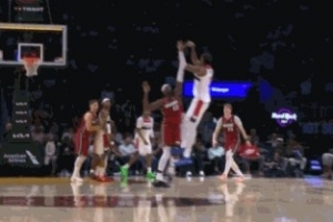 看着对方都冒火！萨尔弧顶接球最后1秒迎着阿德巴约轰压哨三分球_24直播网