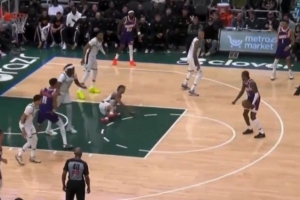 侮辱性极强~杰伦·格林晃倒吉昂没有第一时间脱手 摆手后再扔打进_24直播网