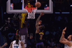 穿针引线！东契奇送妙传 范德比尔特空中接力放篮到手_24直播网