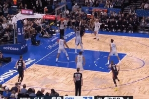 闪转腾挪！莫布里篮下一连转身晃动 起身强攻打板掷中_24直播网