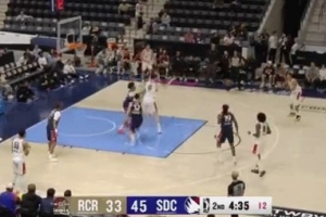 队友惬意了！杨瀚森助攻并盖住身位&肯特轻松上篮得分_24直播网