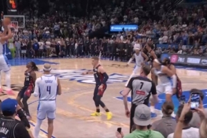 一锤定音！贝恩漂移高难度三分再中 压住骑士反扑势头_24直播网