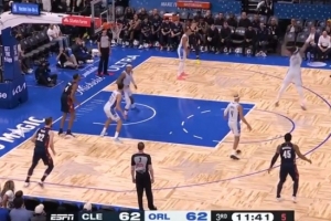 上来就进！哈登单打标记性后撤步三分掷中 反超比分！_24直播网