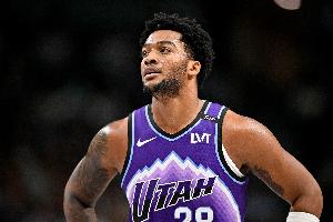 外线神准！爵士首节三分10投8中 掷中率高达80%_24直播网