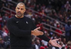 火媒：乌度卡在进攻端一窍欠亨 但火箭治理层很喜欢他 他饭碗很稳_24直播网