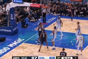 动起来打！莫布里持球强突班凯罗后仰跳投得分_24直播网