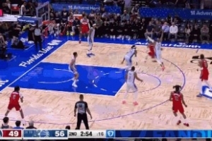 隆多招牌！特雷·杨突破背后拉球骗过所有防守上空篮得分_24直播网