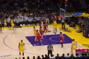 就是找你！东契奇抛传再次助飞艾顿空接扣篮得分_24直播网