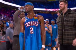 被队友浇水祝贺生无可恋！亚历山大玩笑：别担心 他们会肩负效果_24直播网