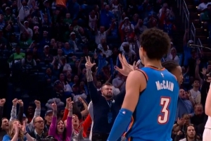 美甲亮闪闪！卡鲁索抢断助攻麦凯恩追身三分掷中 雷霆反超比分！_24直播网