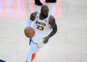 名嘴：詹姆斯不应被湖人立雕像&队史传奇才配 他算紫金家庭一员？？？？？？_24直播网