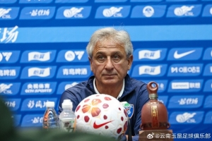 中超第二轮赛前新闻宣布会，，，云南玉昆主教练乔迪携队员布尔克出席_24直播网