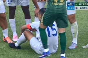 角逐第54分钟，，，，，吴曦受伤无法坚持，，，，，杨皓宇替补登场_24直播网