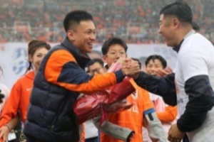 张弛退役韩鹏送祝福：上半场竣事下半场同样精彩，，，，，，送战友_24直播网