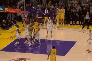 统治者？？？艾顿篮下接詹姆斯传球再得分 包办球队加时前4分_24直播网