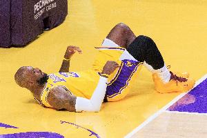 鱼跃抢球的诀窍？？？詹姆斯：小时间教练说过先倒地的人通常能拿到球_24直播网