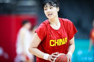 直播吧：王治郅给李月汝开小灶 帮小宝提升状态_24直播网