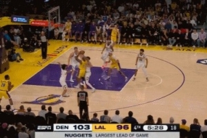 还得老头来止血！詹姆斯强突反抗抛投打板掷中 惋惜加罚没进_24直播网