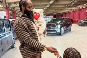 超等奶爸！女友晒哈登抱着孩子和自己的孩子拉手指_24直播网