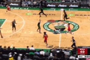 超远距离！特雷·杨后场长传助飞库利巴利空接暴扣_24直播网