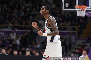 真起劲了！萨姆纳24中15空砍全场最高37分 得分超全队一半_24直播网