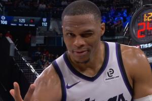 阳光爽朗大男孩！威少模拟裁判比出3罚 随后对着镜头送上wink_24直播网