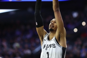 文班：上次输给黄蜂我有很大责任 今天我们攻防两头都压制了他们_24直播网