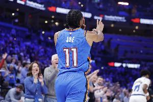 替补双射！以赛亚·乔三分8中4&麦凯恩三分9中5 合砍35分助队取胜_24直播网