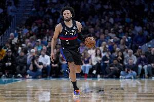 球进灯亮！坎宁安持球晃动 骑马射箭漂移三分压哨掷中_24直播网