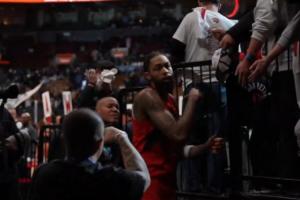 ?哥们你有点重口啊……球迷拿到莺歌的原味毛巾 猛吸了几大口_24直播网