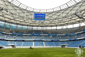 梭鱼湾足球场正加紧草坪养护等事情，，，，球员通道地毯换成蓝色_24直播网