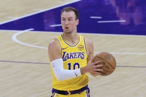 手感波动！肯纳德上半场三分2中0 已往11次三分脱手仅掷中2个_24直播网