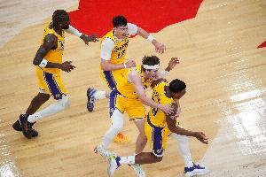 幸亏扑面也一般！湖人替补席仅拿13分 四人进场仅八村塁&拉拉得分_24直播网