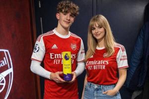 一度骗过AI！16岁道曼与母亲合影外网爆火？？？查证为假，，，，，是AI天生_24直播网