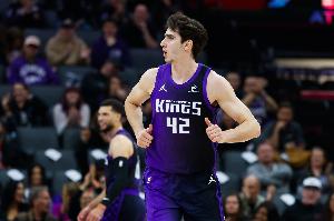 个人得分秀！雷诺25投13中得32分9板3助 得分创生涯新高_24直播网