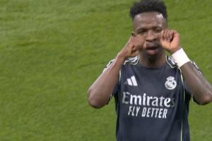 点射破门，，，维尼修斯做哭脸庆祝行动、和角旗杆摆pose_24直播网