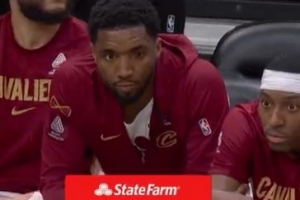 看着不太对劲！多诺万·米切尔坐在场边 但左眼有些异样_24直播网