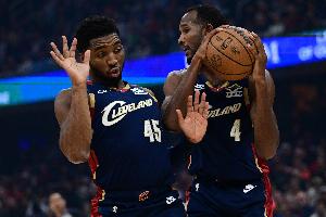 米切尔：莫布里在篮板球方面统治了角逐 我们希望他坚持云云体现_24直播网