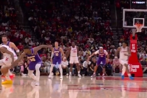 上一场见过~斯玛特&东契奇超高位包夹 杜兰特失误 东契奇空位三分_24直播网