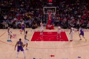 舒展！斯玛特仙人指路 詹姆斯反跑腾飞单臂潇洒灌篮_24直播网