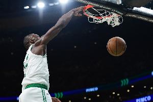 予取予求！杰伦·布朗21中11&罚球9中9 轻松砍下32分6板5助2断_24直播网