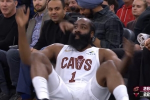 杀疯了！哈登单打帕威干拔再次打成3+1！单节第二次打4分！_24直播网