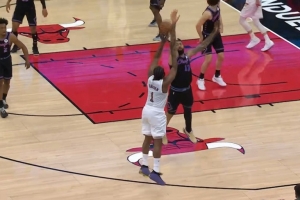 基础不讲原理！哈登找节奏迎着理查兹干拔三分再中 个人第5记！_24直播网