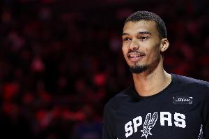 文班：投进绝杀球后我大吼着回防 有个观众把酒洒到了我身上_24直播网