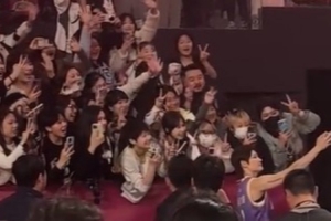 超高人气！杨力维和现场球迷双向奔赴 绕场与粉丝合影_24直播网