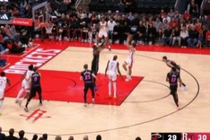 时间刚恰恰！杜兰特强攻被帽 谢泼德二次进攻抛投压哨掷中_24直播网