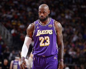 活力十足！詹姆斯一连还击 空接上篮&造杀伤获得罚球_24直播网