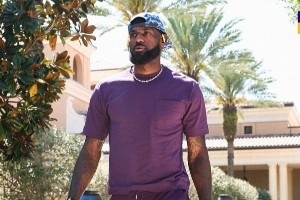 力争九连胜！湖人官推晒詹姆斯和东契奇赛前入场照_24直播网