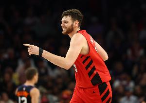 重炮手！克林根外线开火 半节时间独中3记三分_24直播网